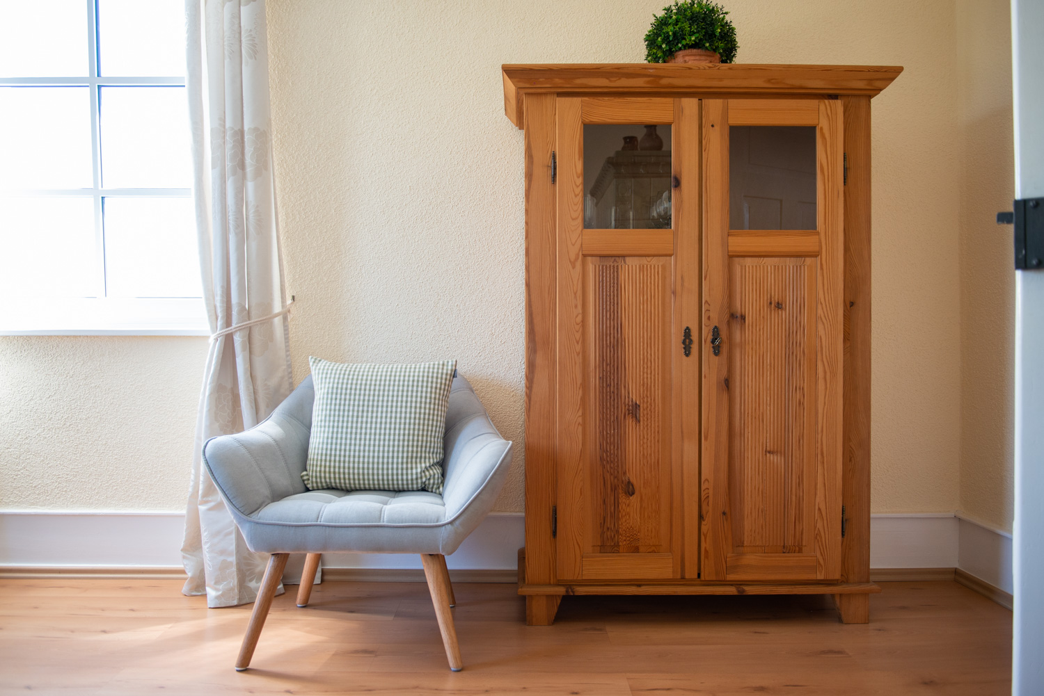 Haus Emmerich Gaienhofen Höri Bodensee Wohnzimmer Regal Sessel